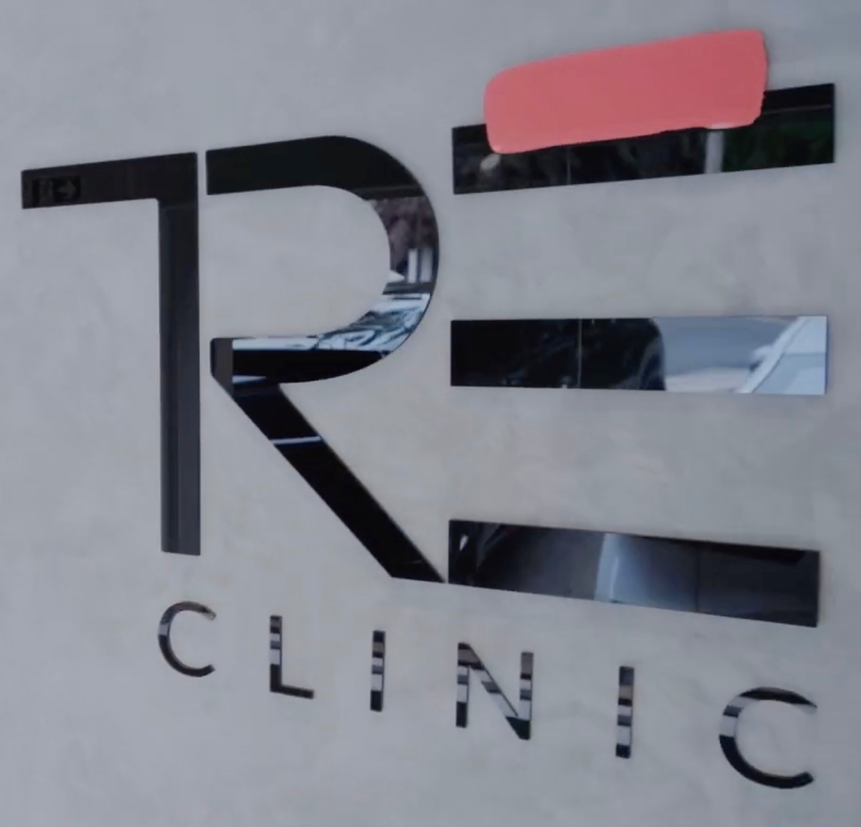 Identidade da TRĒ Clinic em sua unidade de estética e cirurgia plástica